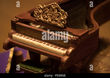 Un grand piano de chocolat Cadbury World sur scène à Birmingham Symphony Hall, Broad Street, Birmingham. Le piano pesant 2 kg et fait à partir de 44 bars standard de produits laitiers le lait était un cadeau à Symphony Hall et le National Youth Orchestra of Great Britain. Banque D'Images