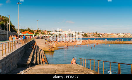 Cascais, Portugal - Août 12th, 2018 : plage de sable bondé à Cascais près de Lisbonne, Portugal au cours de l'été. Cette plage est connue sous le nom de Praia das Moitas Banque D'Images