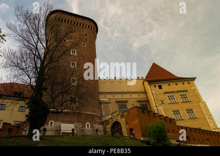 Une partie de la façade avec l'escalier de la Sénateur tour de château royal de Wawel à Cracovie, Pologne. Beau Soleil pendant une journée ensoleillée de printemps. Banque D'Images