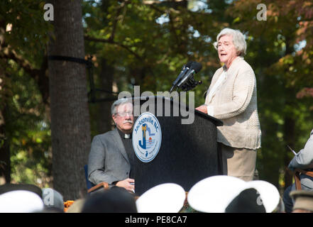 Peggy Stelpflug, la mère d'un marin qui a perdu la vie dans l'attentat de Beyrouth, parle au cours de la 32e cérémonie de célébration commémorative de Beyrouth à l'Lejeune Memorial Gardens à Jacksonville, NC, le 23 octobre 2015. Une célébration commémorative a lieu le 23 octobre de chaque année pour se souvenir de ceux qui ont perdu la vie au cours de l'attaque terroriste à U.S. Marine Barracks, Beyrouth, Liban, en 1983. (U.S. Marine Corps photo par Lance Cpl. Careaf Henson/libérés) Banque D'Images