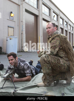 Danny Karlinsky, Next Gen, Directeur régional obtient peu un avant-goût de ce que c'est d'être un sniper de l'Armée avec l'aide du personnel Le Sgt. Kevin Payne, un sniper de l'article leader avec 7 Division d'infanterie, alors qu'il vérifie l'un des fusils de l'afficheur pendant la prochaine tournée de Gen sur Joint Base Lewis-McChord, le 22 octobre 2015. Next Gen est une invitation-seule organisation d'individus dédiés à l'apprentissage et s'engager avec les plus pressants auxquels font face l'avenir. Banque D'Images