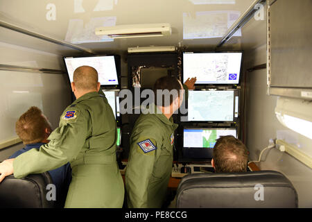 Les membres de l'entreprise par la Chambre de Commerce d'une visite du 188e Escadre Le 22 octobre 2015, à la base de la Garde nationale aérienne descendante, Fort Smith, arche. Pendant la visite, ils ont été en mesure de participer à l'équipement de mission intégrée reaper prédateur (premier) et le simulateur ont été informés sur les capacités de l'air, à distance des opérations de zone, remontent-traitement, d'évaluation et de diffusion (RAZORBack PAD). (U.S. Photo de la Garde nationale aérienne Aviateur Senior Cody Martin/libérés) Banque D'Images