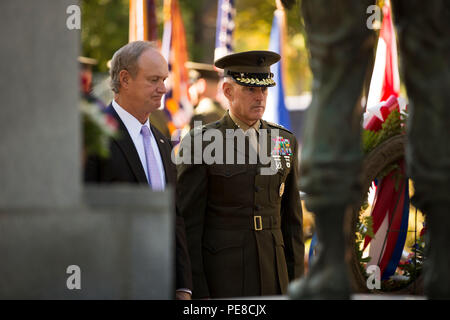 Sammy Phillips, maire de la ville de Jacksonville, à gauche, et le général Brian D. Beaudrault, 2e Division de Marines du général commandant, observer une couronne en face de la Memorial Beyrouth Beyrouth au cours de la 32e cérémonie de célébration commémorative à Jacksonville, NC, le 23 octobre 2015. La cérémonie a eu lieu pour honorer la mémoire des militaires, dont la plupart étaient du 1er Bataillon, 8ème Marines, 24e unité amphibie Marine, tué dans l'attentat à la caserne Marine 1983 à Beyrouth, Liban. (U.S. Marine Corps photo par le Cpl. Todd F. Michalek/libérés) Banque D'Images