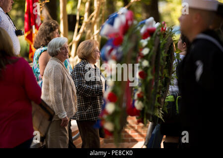 Peggy Stelpflug, mère de Lance le Cpl. Stelpflug Bill, qui a été tué dans l'attentat de Beyrouth, observe une planced gerbe commémoratif en face de l'Beyrouth après le 32e Memorial Memorial Beyrouth Célébration Cérémonie à Jacksonville, NC, le 23 octobre 2015. La cérémonie a eu lieu pour honorer la mémoire des militaires, dont la plupart étaient du 1er Bataillon, 8ème Marines, 24e unité amphibie Marine, tué dans l'attentat à la caserne Marine 1983 à Beyrouth, Liban. (U.S. Marine Corps photo par le Cpl. Todd F. Michalek/libérés) Banque D'Images