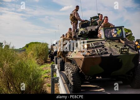 Marines avec 4e Bataillon de reconnaissance blindé léger, 4e Division de marines, de mettre un terme au cours d'un convoi à Alvarez de Sotomayor au cours de l'exercice Trident Stade, 25 octobre 2015. Trident jonction est le plus grand exercice l'OTAN a eu lieu au cours des 10 dernières années. Banque D'Images