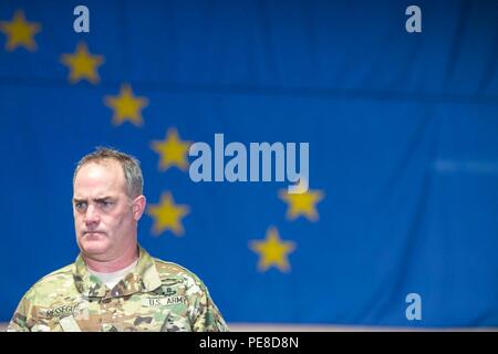 Le Sgt commande. Le major Jonny Resseguie, premier chef de soldats du 1er Bataillon, 501e Parachute Infantry Regiment d'infanterie, 4e Brigade Combat Team (Airborne), 25e Division d'infanterie, dirige les parachutistes dans l'ordre de saut dans le Centre de mobilité commune au cours d'un exercice de préparation au déploiement d'urgence Joint Base Elmendorf-Richardson, Alaska, le 19 octobre 2015. Brigade spartiate les parachutistes sont tenus de rester prêt à atterrir sur n'importe quel terrain dans le Pacifique et dans la région montagneuse des conditions arctiques. (U.S. Photo de l'armée par le sergent. Daniel l'amour) Banque D'Images