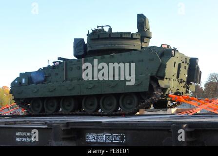 Un véhicule de combat Bradley M2 se trouve sur une voiture de chemin de fer au port de Liepaja, Lettonie, 27 octobre, 2015. L'équipement appartenant à la 3e Bataillon, 69e régiment de blindés, 1re Brigade blindée, l'équipe de combat de la 3ème Division d'infanterie est en attente de transport vers une base militaire en Lettonie dans le cadre de l'opération Atlantic résoudre. (U.S. Photo de l'armée par le Capitaine Jennifer Cruz/libérés) Banque D'Images