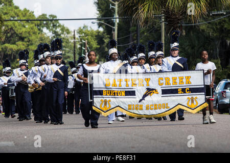 La batterie Creek High School Marching Band effectue au cours de la parade du centenaire de l'Île Parris à Port Royal le 24 octobre. Les anciens combattants, militaires et habitants ont suivi pour commémorer le 100e anniversaire de Marine Corps Recruter Depot Parris Island. Banque D'Images