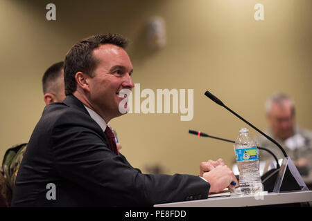 Eric Fanning, sous-secrétaire intérimaire de l'Armée, s'adresse à la Conférence des hauts dirigeants du Bureau de la Garde nationale à Colorado Springs, Colorado, le 28 octobre 2015. La conférence porte sur le leadership de l’Armée, la planification stratégique, les opérations de la Garde nationale, les priorités organisationnelles et le perfectionnement professionnel des cadres supérieurs. Les présentations soulignent la politique, la préparation et la coordination entre les unités de l'Armée de terre et de la Garde nationale. Banque D'Images