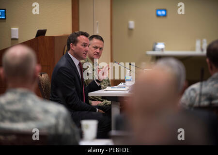 Eric Fanning, sous-secrétaire intérimaire de l'Armée, et Gen. Daniel Allyn, vice-chef d'état-major de l'Armée, prennent la parole lors de la Conférence sur les dirigeants du Bureau de la Garde nationale à Colorado Springs, Colorado, le 28 octobre 2015. La conférence porte sur le leadership de l'Armée, la planification stratégique, les opérations de la Garde nationale, l'état de préparation, la politique, et la coordination entre les unités de l'armée. Les discussions portent sur le perfectionnement professionnel et les priorités organisationnelles des cadres supérieurs. Banque D'Images