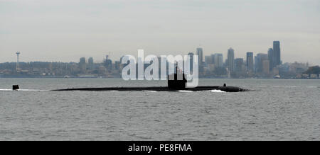 PUGET SOUND, dans l'État (oct. 28, 2015) - La classe de Los Angeles sous-marin d'attaque rapide USS Albuquerque (SSN 706) passe par Seattle en route vers le chantier naval de Puget Sound et de l'Installation de maintenance intermédiaire de commencer son inactivation. Albuquerque a déployé 19 fois, a visité plus de 20 pays et parcouru plus de 500 000 milles au cours de ses 32 années de service. Le bateau a quitté San Diego le 21 octobre 2015, à la suite d'une cérémonie à l'inactivation de la base navale de Point Loma. (U.S. Photo par marine Spécialiste de la communication de masse 2e classe Amanda R. Gray/libérés) Banque D'Images