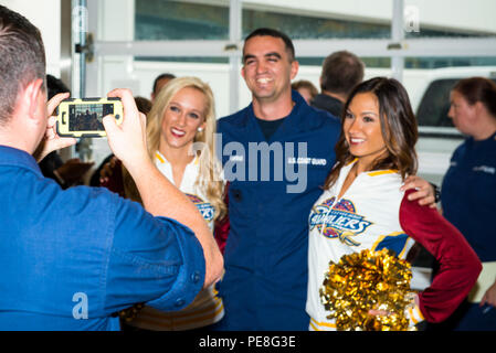 Les membres de l'équipage de prendre des photos avec les membres de la filles Cavalier lors d'une pizza party organisée par les Cleveland Cavaliers dans le cadre de la semaine d'ouverture et la NBA basketball programme pour les troupes, le 28 octobre 2015, à la Cleveland Moorings Installation. Les équipages ont été rejoints par les filles de Cavalier, Fox Sports Fan de l'Ohio Express, l'esprit d'exécution et l'équipe de Scream. (U.S. Photo de la Garde côtière canadienne par le maître de 3e classe Christopher M. lacet) Banque D'Images