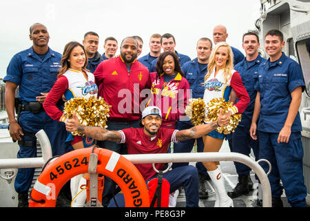 Les membres de l'équipage de la station de la Garde côtière du port de Cleveland show membres du Cleveland Cavaliers' Cavalier Filles, Esprit Squad et Scream Team autour de la gare à la suite d'une surprise pizza party organisée par les cavaliers dans le cadre de la NBA basketball programme pour les troupes, le 28 octobre 2015. À la suite de la partie, les équipes ont mené des visites de la station, en bateaux et expliqué leur emploi pour les invités. (U.S. Photo de la Garde côtière par Christopher M. lacet) Banque D'Images