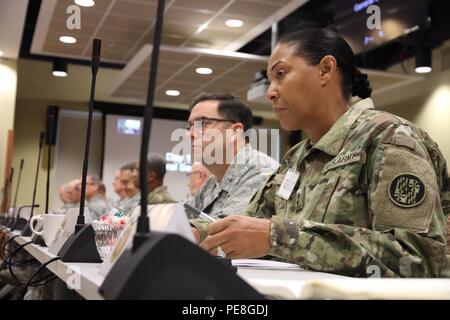 Le général de l'Armée de Linda Singh, adjudant général, le Maryland National Guard, est au Bureau de la Garde nationale Senior Leadership Conference, à Colorado Springs, Colorado, le 27 octobre 2015. (U.S. La Garde nationale de l'armée photo par le Sgt. Paul Mouilleseaux) (Sortie) Banque D'Images