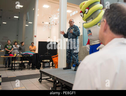 151028-N-LQ926-014 Everett, Washington - (oct. 28, 2015) Capt Mark Lacamp, Station Navale Everett commandant, prend la parole lors d'un recyclage et d'énergie juste tenu à la Chambre des communes sur l'ESN. L'événement a eu lieu dans le cadre de l'action de l'énergie marine mois 2015. (U.S. Photo par marine Spécialiste de la communication de masse 2e classe Alex Van'tLeven /libéré) Banque D'Images