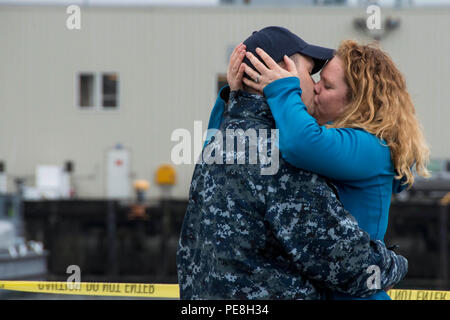 151028-N-UD469-134 Bremerton, dans l'(oct. 28, 2015) Chef machiniste 4400 Ryan Parsons, de la Colorado Springs, Colorado, embrasse sa femme, Charlotte, après la classe à Los Angeles, sous-marin d'attaque rapide USS Albuquerque (SSN 706) arrive au chantier naval de Puget Sound et de l'Installation de maintenance intermédiaire de commencer son inactivation. Albuquerque a déployé 19 fois, a visité plus de 20 pays et parcouru plus de 500 000 milles au cours de ses 32 années de service. Le bateau a quitté San Diego, le 21 octobre 2015, à la suite d'une cérémonie à l'inactivation de la base navale de Point Loma. (U.S. Photo de la marine en masse communic Banque D'Images