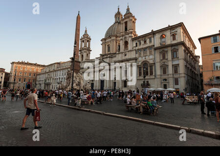 Rome, Italie - 11 juin 2018 : a Piazza Navona près de la fontaine des Quatre Fleuves avec un obélisque et Sant'Agnese... Banque D'Images