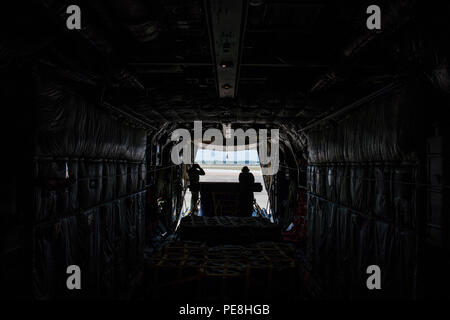 Le sergent-chef. Rob Taylor et le sergent. Ken Toney, les deux C-130 Hercules d'arrimeurs affectés à la Garde nationale de la Virginie de l'Ouest, 130e Escadron de transport aérien, enquête sur l'arrière de l'avion en prévision de l'exercice de Distribution Turbo, qui se tient du 27 au 29 octobre, Gulfport, Mississippi, le 28 octobre 2015. La commande de transport américain test d'exercice le Groupe de travail conjoint du Port-Opening capacité à fournir et distribuer des marchandises pendant les opérations de secours humanitaire. (U.S. Air Force photo/Le s.. Larry E. Reid Jr., sorti) Banque D'Images