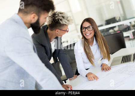 Photo de jeunes architectes discuter in office Banque D'Images