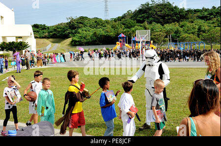 Environ 500 enfants de Stearley Heights Elementary School à pied que leurs personnages de contes préférés dans un défilé de l'école le 30 octobre 2015 à Kadena Air Base, au Japon. Les enfants de la maternelle à la 5e année ont participé à l'événement pour célébrer les bienfaits de la lecture et l'écriture. (U.S. Air Force photo par Naoto Anazawa) Banque D'Images