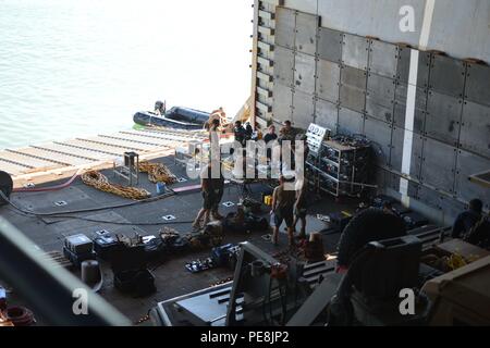 151021-N-ZZ999-001 ROTA, ESPAGNE (oct. 21, 2015) Les marins de des explosifs et de l'unité mobile et 8 sous-marins de la Marine américaine l'équipe 1 de la construction du navire, la conduite des opérations de plongée et d'élevage, à partir de l'arrière de la porte de quai navire de débarquement amphibie USS Oak Hill (LSD 51) afin d'unfoul sa course alors que la base navale de Rota, en Espagne le 21 octobre 2015. Commandant de la Force expéditionnaire 68 prévoit l'élimination des explosifs et munitions, de la marine, plongée sous-marine de l'équipe de construction et de capacité de Commander, U.S. Naval Forces Europe-Africa. (U.S. Photo par Marine Ensign Seth D. Wartak/libérés) Banque D'Images