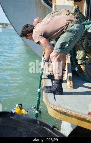 151021-N-ZZ999-005 ROTA, ESPAGNE (oct. 21, 2015) Les marins de des explosifs et de l'unité mobile et 8 sous-marins de la Marine américaine l'équipe 1 de la construction du navire, la conduite des opérations de plongée et d'élevage, à partir de l'arrière de la porte de quai navire de débarquement amphibie USS Oak Hill (LSD 51) afin d'unfoul sa course alors que la base navale de Rota, en Espagne le 21 octobre 2015. Commandant de la Force expéditionnaire 68 prévoit l'élimination des explosifs et munitions, de la marine, plongée sous-marine de l'équipe de construction et de capacité de Commander, U.S. Naval Forces Europe-Africa. (U.S. Photo par Marine Ensign Seth D. Wartak/libérés) Banque D'Images