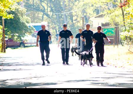 Prince George's Comté policiers et canines participer à une compétition de chiens de fer le 23 octobre à bord de Marine Corps Base Quantico. Les chiens de travail militaire et de leurs maîtres collaborent souvent avec des organismes de l'extérieur pour améliorer la détection et la formation de petits travaux de formation. Banque D'Images