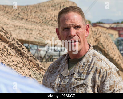 Le lieutenant-général Robert Walsh, commandant général, Marine Corps Combat Development Command, discute de la politique logistique Système de commandement et de contrôle de l'Aviation avec l'ACC2s des gestionnaires de programme, au Marine Corps Air Station Yuma, Octobre 20, 2015. (Marine Corps photo par Lance Cpl. Hancock/libérés) Banque D'Images