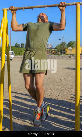 Le soldat Michael T. Gonzalez, 3202 peloton, Compagnie India, 3e Bataillon d'instruction des recrues, procède à tirer-se lève lors d'un dernier test d'aptitude physique au recrutement du Corps des Marines Depot San Diego, le 22 octobre. Après l'obtention du diplôme, Gonzalez va à l'École d'infanterie de devenir fantassin. Aujourd'hui, tous les hommes recrutés dans l'ouest du Mississippi sont formés à MCRD San Diego. L'atelier est responsable de la formation de plus de 16 000 recrues par année. India Company a obtenu son diplôme le 6 novembre. Banque D'Images