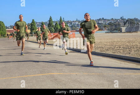 Le soldat Michael T. Gonzalez, 3202 peloton, Compagnie India, 3e Bataillon d'instruction des recrues, termine un trois-mile run lors d'un dernier test d'aptitude physique au recrutement du Corps des Marines Depot San Diego, le 22 octobre. Après l'obtention du diplôme, Gonzalez va à l'École d'infanterie de devenir fantassin. Aujourd'hui, tous les hommes recrutés dans l'ouest du Mississippi sont formés à MCRD San Diego. L'atelier est responsable de la formation de plus de 16 000 recrues par année. India Company a obtenu son diplôme le 6 novembre. Banque D'Images