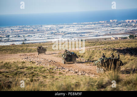 Marines avec 4e Bataillon de reconnaissance blindé léger, 4e Division de marines, convoi au cours de leur exercice final de Trident Stade, 28 octobre, 2015. L'exercice de simulation qui a enseigné les Marines de leurs forces et faiblesses, leur permettant de rechercher l'amélioration de même qu'à renforcer l'interopérabilité entre les combattants. Banque D'Images