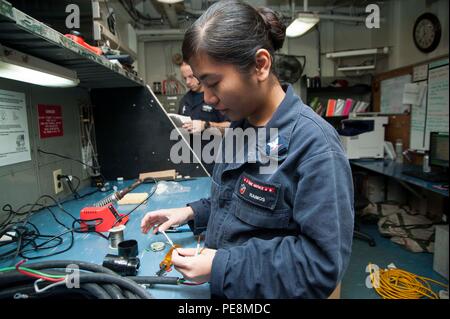 Océan Indien (nov. 2, 2015) 3ème classe-électricien réparation électrique une princesse Ramos-pompe submersible dans l'outil question prix à bord de la classe Wasp navire d'assaut amphibie USS Essex (DG 2). Essex est le fleuron de la Essex Groupe amphibie et, avec l'entrepris 15e Marine Expeditionary Unit (15e MEU), est actuellement à la 7ème Flotte américaine zone de responsabilité. (U.S. Photo par marine Spécialiste de la communication de masse 2e classe Molly A. Sonnier/libérés) Banque D'Images