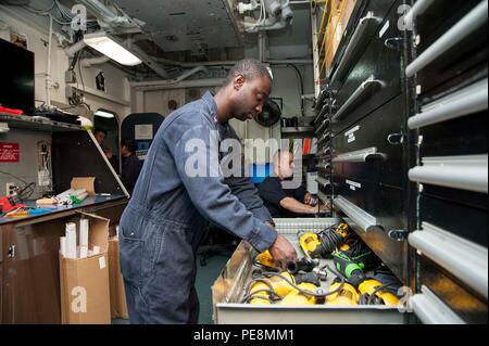 Océan Indien (nov. 2, 2015) Électricien, d'officier de 2e classe Nketsiahmills Abeeku exercices d'inventaires pour vérifier dans l'outil question prix à bord de la classe Wasp navire d'assaut amphibie USS Essex (DG 2). Essex est le fleuron de la Essex Groupe amphibie et, avec l'entrepris 15e Marine Expeditionary Unit (15e MEU), est actuellement à la 7ème Flotte américaine zone de responsabilité. (U.S. Photo par marine Spécialiste de la communication de masse 2e classe Molly A. Sonnier/libérés) Banque D'Images