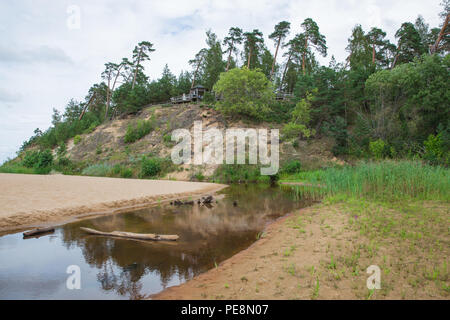Ville Saulkrasti, la Lettonie. Rochers et rivière, la mer. L'herbe verte, les arbres et le soleil. La nature à la mer Baltique. Photos de voyage. Belle nature lettone. 2018 Banque D'Images