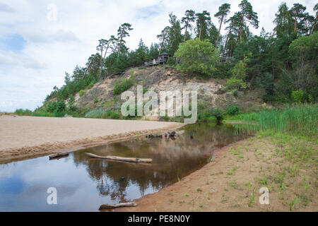 Ville Saulkrasti, la Lettonie. Rochers et rivière, la mer. L'herbe verte, les arbres et le soleil. La nature à la mer Baltique. Photos de voyage. Belle nature lettone. 2018 Banque D'Images