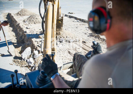 Un technicien du 455th Expeditionary civil Engineer Squadron, déployé à partir du 2nd ces à la base aérienne de Barksdale, Louisiane, exploite une pelleteuse à Bagram Air Field, Afghanistan, le 4 novembre 2015. L'unité « Dirt Boys » a préparé le sol pour le placement de ciment afin de soutenir une structure d'entretien de grande surface en construction. Les activités comprennent le nivellement du site, le compactage du sol et l'utilisation de l'équipement pour assurer l'intégrité structurelle et la disponibilité opérationnelle. Banque D'Images