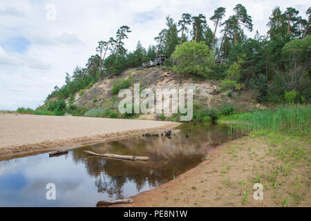 Ville Saulkrasti, la Lettonie. Rochers et rivière, la mer. L'herbe verte, les arbres et le soleil. La nature à la mer Baltique. Photos de voyage. Belle nature lettone. 2018 Banque D'Images