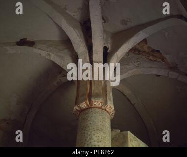 PILAR DE SOSTEN 8 ARCOS DE HERRADURA EN EL INTERIOR DE LA ERMITA DE SAN BAUDELIO DE BERLANGA - SIGLO XI. Emplacement : L'ermitage de San Baudelio, Casillas de Berlanga, ESPAGNE. Banque D'Images