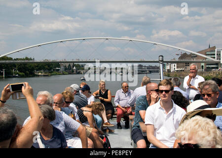 Les touristes profiter de la Meuse en bateau à Maastricht, Pays-Bas Banque D'Images