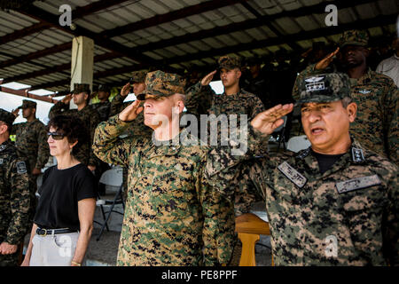 Distingués invités, des Marines américains avec des Groupe Force-Southern air-sol marin, la commande et les militaires honduriens, rendre un hommage au cours de la lecture de l'hymne national du Honduras à une cérémonie de remise des diplômes à Puerto Castilla, le Honduras, le 4 novembre 2015. La cérémonie a été le dernier chapitre de la coopération en matière de sécurité militaire des Team-Honduras-à-militaires avec les Honduriens. SPMAGTF-SC est un déploiement temporaire de marines et marins dans tout le Honduras, El Salvador, Guatemala, Belize et en mettant l'accent sur la création et le maintien de la capacité de partenariat avec chaque pays par sha Banque D'Images