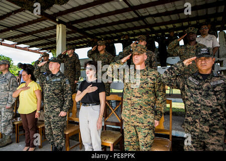 Distingués invités, des Marines américains avec des Groupe Force-Southern air-sol marin, la commande et les militaires honduriens, rendre un hommage au cours de la lecture de l'hymne national américain lors d'une cérémonie de remise de diplômes à Puerto Castilla, le Honduras, le 4 novembre 2015. La cérémonie a été le dernier chapitre de la coopération en matière de sécurité militaire des Team-Honduras-à-militaires avec les Honduriens. SPMAGTF-SC est un déploiement temporaire de marines et marins dans tout le Honduras, El Salvador, Guatemala, Belize et en mettant l'accent sur la création et le maintien de la capacité de partenariat avec chaque pays par sha Banque D'Images