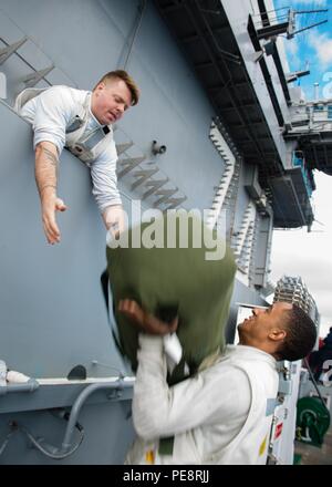 151104-N-DA737-009 OCÉAN PACIFIQUE (nov. 4, 2015) 3ème classe Spécialiste logistique Casey Cresswell, de Pensacola, Floride, et spécialiste en logistique Seaman Traivon Goodwin, de Los Angeles, de se déplacer avec une assurance sur l'USS JOHN C. STENNIS (CVN 74) envol avant qu'il soit transporté hors du navire. Les marins de la John C. Stennis Strike Group participent à un exercice de soutien la formation (SUSTEX) pour préparer de futurs déploiements. (U.S. Photo par marine Spécialiste de la communication de masse de la classe 3ème Jonathan Jiang/libérés) Banque D'Images