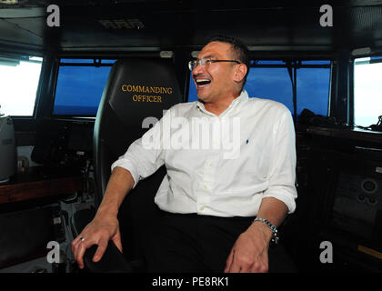 151105-N-PG340-138 Mer de Chine du Sud (nov. 5, 2015) - Datuk Seri HISHAMMUDDIN TUN HUSSEIN, ministre malaisien de la défense et de l'United Malays National Organisation (UMNO) Vice-président, est assis dans la chaise du capitaine à la passerelle à bord du porte-avions USS Theodore Roosevelt (CVN 71). Theodore Roosevelt est opérant dans le domaine de la 7e flotte américaine dans le cadre d'un déploiement mondial en route vers son nouveau port d'attache à San Diego pour terminer un trois-quart d'attache de l'opérateur. (U.S. Photo par marine Spécialiste de la communication de masse Stephane 3e classe /Belcher) Parution Banque D'Images