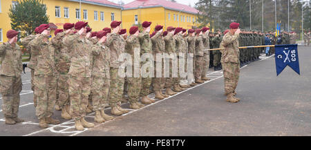 Avec les parachutistes de l'armée américaine 173e Brigade aéroportée présente les armes, le 6 novembre 2015, durant l'hymne national d'Amérique dans une cérémonie de clôture sans peur à la gardienne de la paix internationale et la coopération dans le domaine de la sécurité près de l'viv, Ukraine. La 173e de parachutistes Abn. Bde. sont en Ukraine pour la troisième rotation dans le cadre du gardien intrépide, qui devrait se poursuivre avec la formation du personnel du ministère de la défense à compter du 23 novembre 2015. (U.S. Photo de l'armée par le sergent. Adriana, Diaz-Brown presse 10ème camp de siège) Banque D'Images