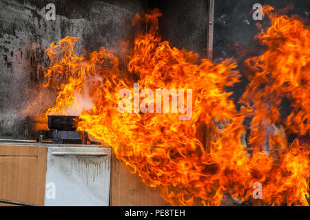 Démonstration par feu pan puce West Yorkshire Fire & Rescue Banque D'Images