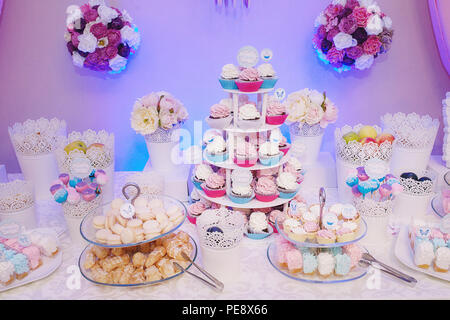 Dessert bar à un mariage, une fête ou un événement, présentant des niveaux différents stands, gâteau rempli de délicieux macarons français pastel Banque D'Images