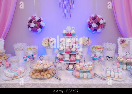 Dessert bar à un mariage, une fête ou un événement, présentant des niveaux différents stands, gâteau rempli de délicieux macarons français pastel, et délicate bakery Banque D'Images