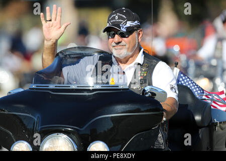 Membre de l'opération Rolling Thunder® Inc. Chapitre NC-5 participer à la 20e édition du Défilé des anciens combattants dans la région de Jacksonville, NC, le 7 novembre 2015. Le Défilé des anciens combattants, organisé par Rolling Thunder Inc. Chapitre NC-5, a été observée par les anciens combattants, les militaires et les résidents de Jacksonville et a montré l'appui des membres des forces armées. (U.S. Marine Corps photo par le s.. Neill A. Sevelius, MCIEAST CAMLEJ-MCB/Caméra de combat sorti) Banque D'Images