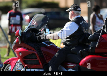 David Lynch, membre de l'opération Rolling Thunder® Inc., chapitre NC-5, participe à la 20e édition du Défilé des anciens combattants dans la région de Jacksonville, NC, le 7 novembre 2015. Le Défilé des anciens combattants, organisé par Rolling Thunder Inc. Chapitre NC-5, a été observée par les anciens combattants, les militaires et les résidents de Jacksonville et a montré l'appui des membres des forces armées. (U.S. Marine Corps photo par le s.. Neill A. Sevelius, MCIEAST CAMLEJ-MCB/Caméra de combat sorti) Banque D'Images