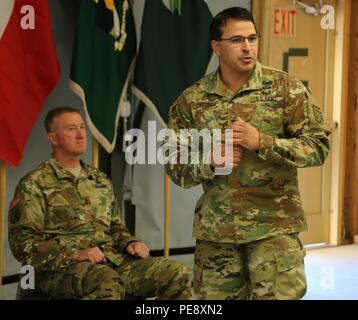 Le 5e Bataillon, 1re Special Warfare Training Group (Airborne), l'équipe de commandement, le Lieutenant-colonel Daniel Castro et commande le Sgt. Le major Jody Hall parler aux diplômés de l'POQC au cours de la cérémonie d'ouverture. Banque D'Images